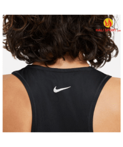 Thiết kế chữ T phía sau áo Running Nike
