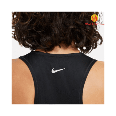 Thiết kế chữ T phía sau áo Running Nike